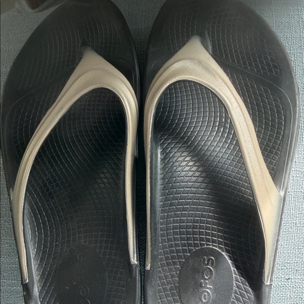 OOFOS Women's Sandals in Black and Tan - Picture 5 of 9